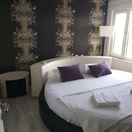 242 Gold Tower Aparthotel